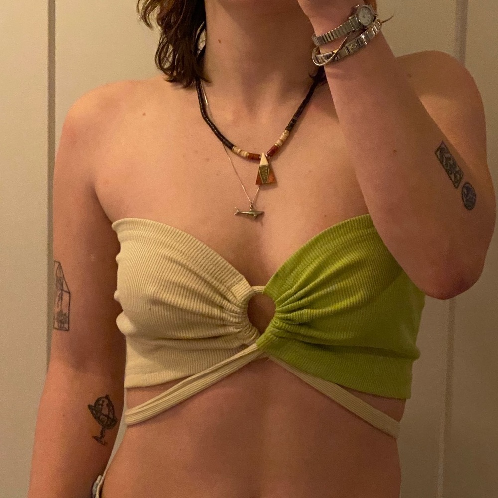 Two toned tie up top! 💚